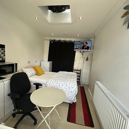 Luxury Ensuite Studio In Crayford Dartford Bexley London With Full Kitchen And Side Garden Alleyway Entrance Erith Exterior foto