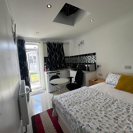 Luxury Ensuite Studio In Crayford Dartford Bexley London With Full Kitchen And Side Garden Alleyway Entrance Erith Exterior foto