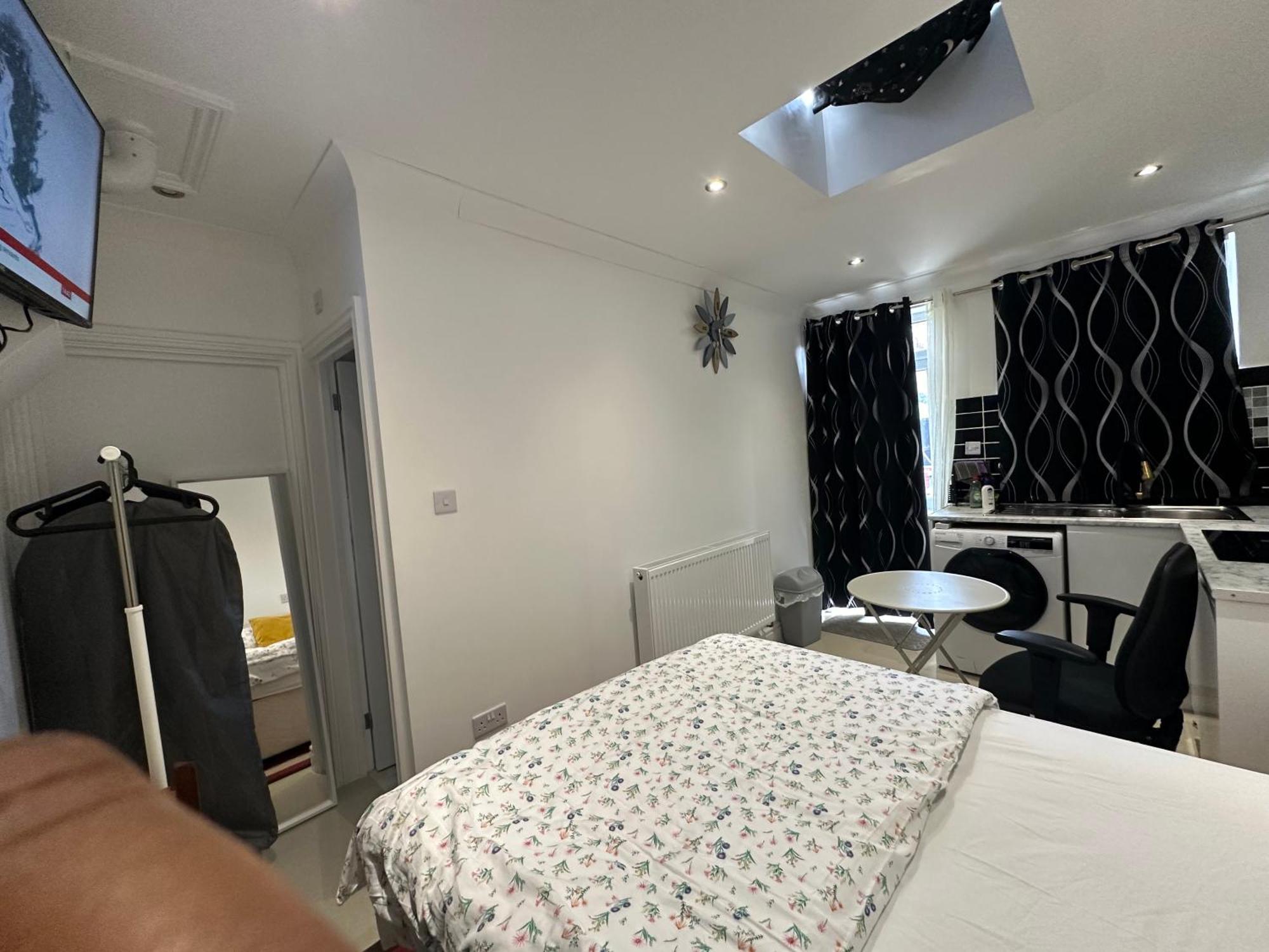 Luxury Ensuite Studio In Crayford Dartford Bexley London With Full Kitchen And Side Garden Alleyway Entrance Erith Exterior foto