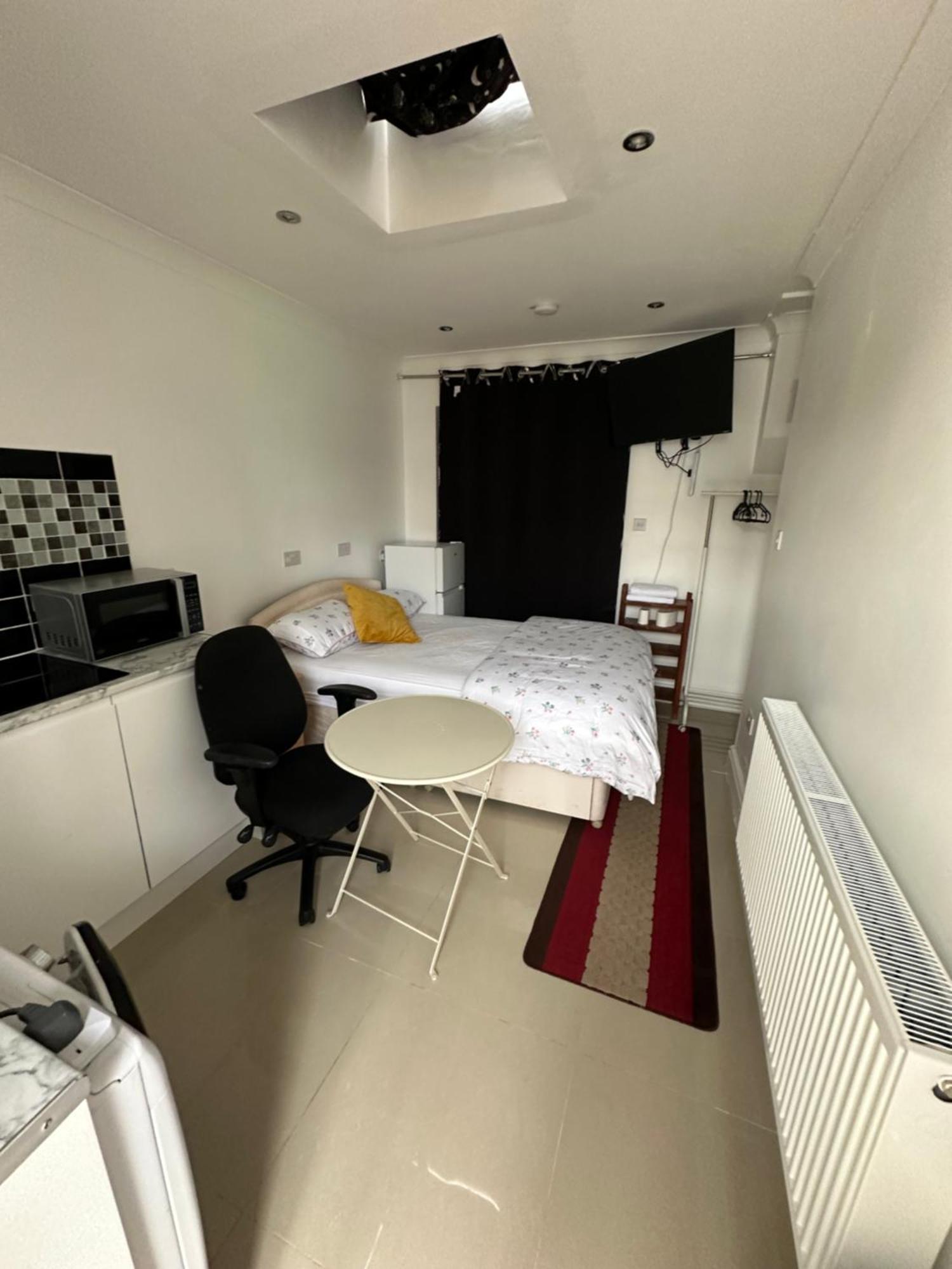 Luxury Ensuite Studio In Crayford Dartford Bexley London With Full Kitchen And Side Garden Alleyway Entrance Erith Exterior foto