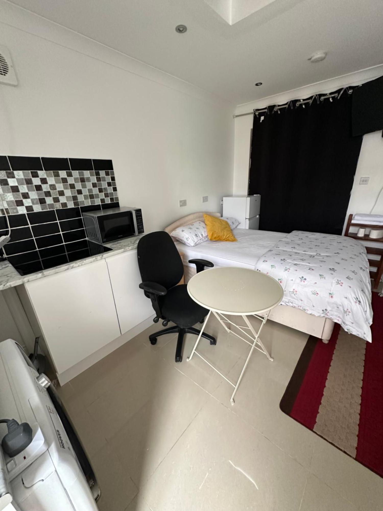 Luxury Ensuite Studio In Crayford Dartford Bexley London With Full Kitchen And Side Garden Alleyway Entrance Erith Exterior foto