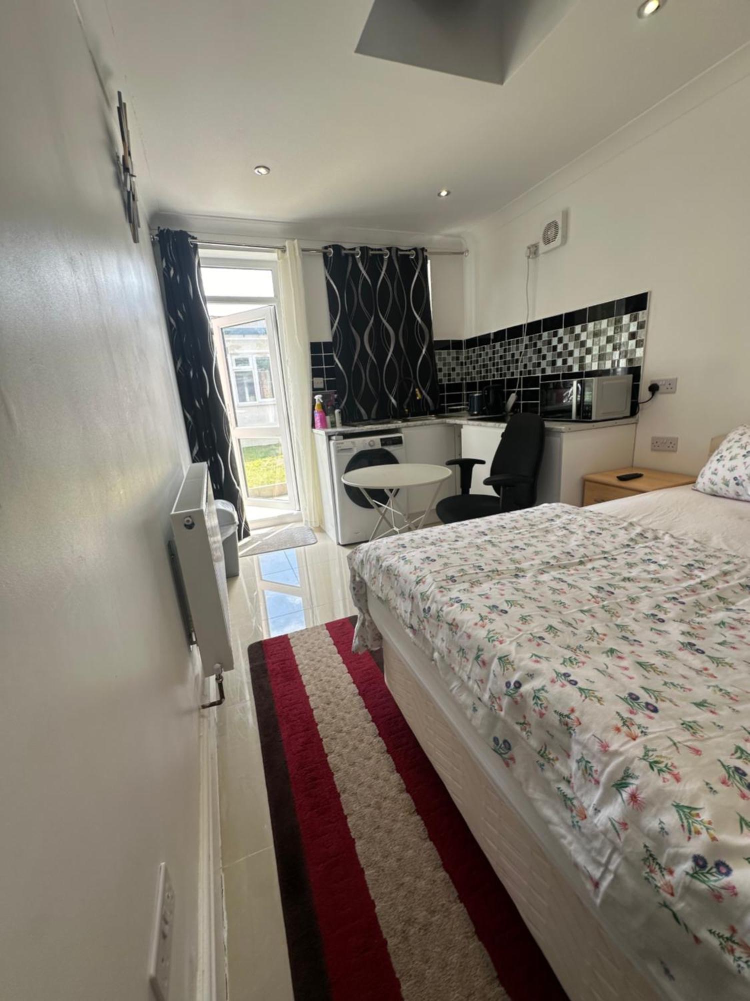 Luxury Ensuite Studio In Crayford Dartford Bexley London With Full Kitchen And Side Garden Alleyway Entrance Erith Exterior foto