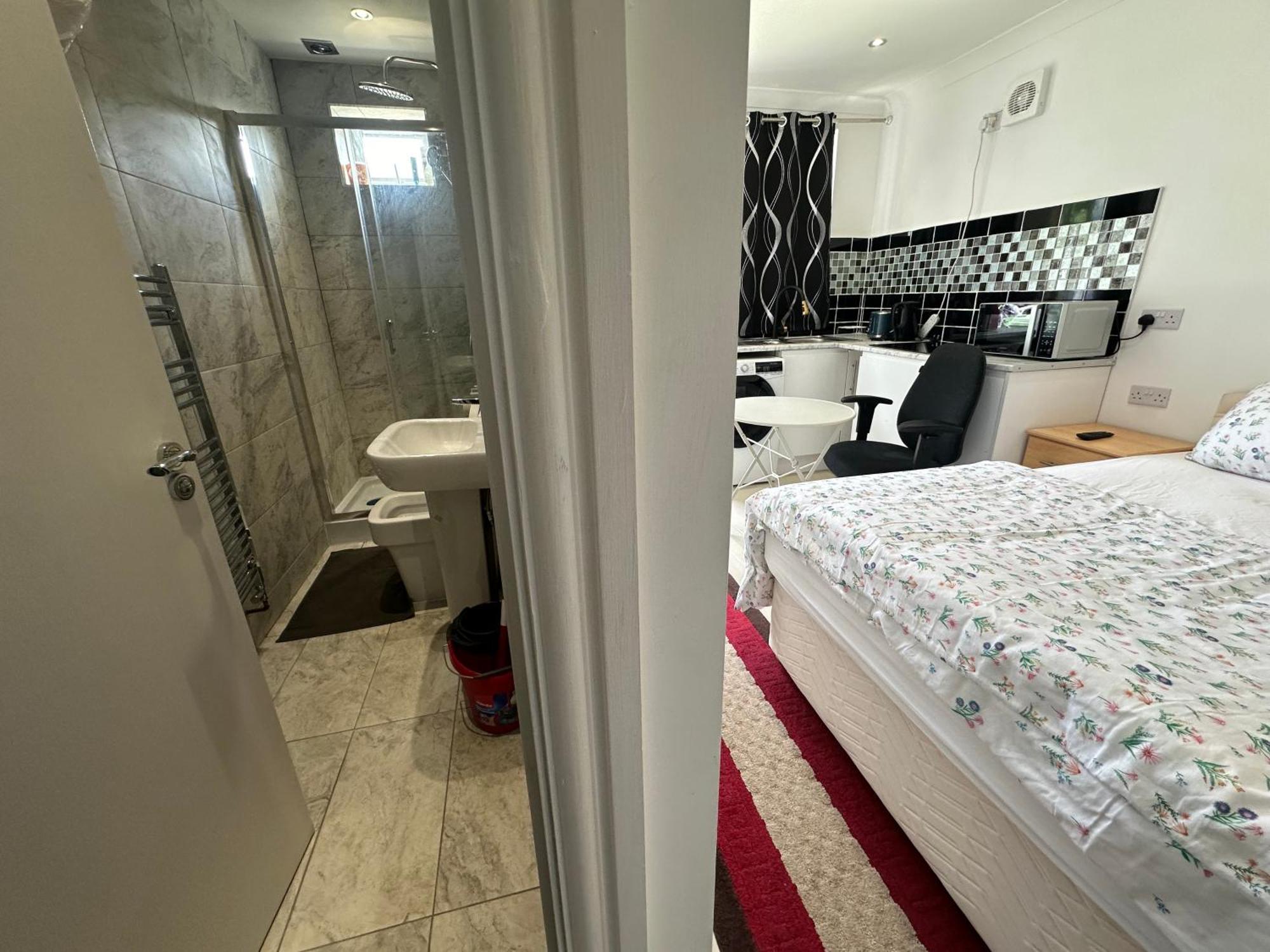 Luxury Ensuite Studio In Crayford Dartford Bexley London With Full Kitchen And Side Garden Alleyway Entrance Erith Exterior foto