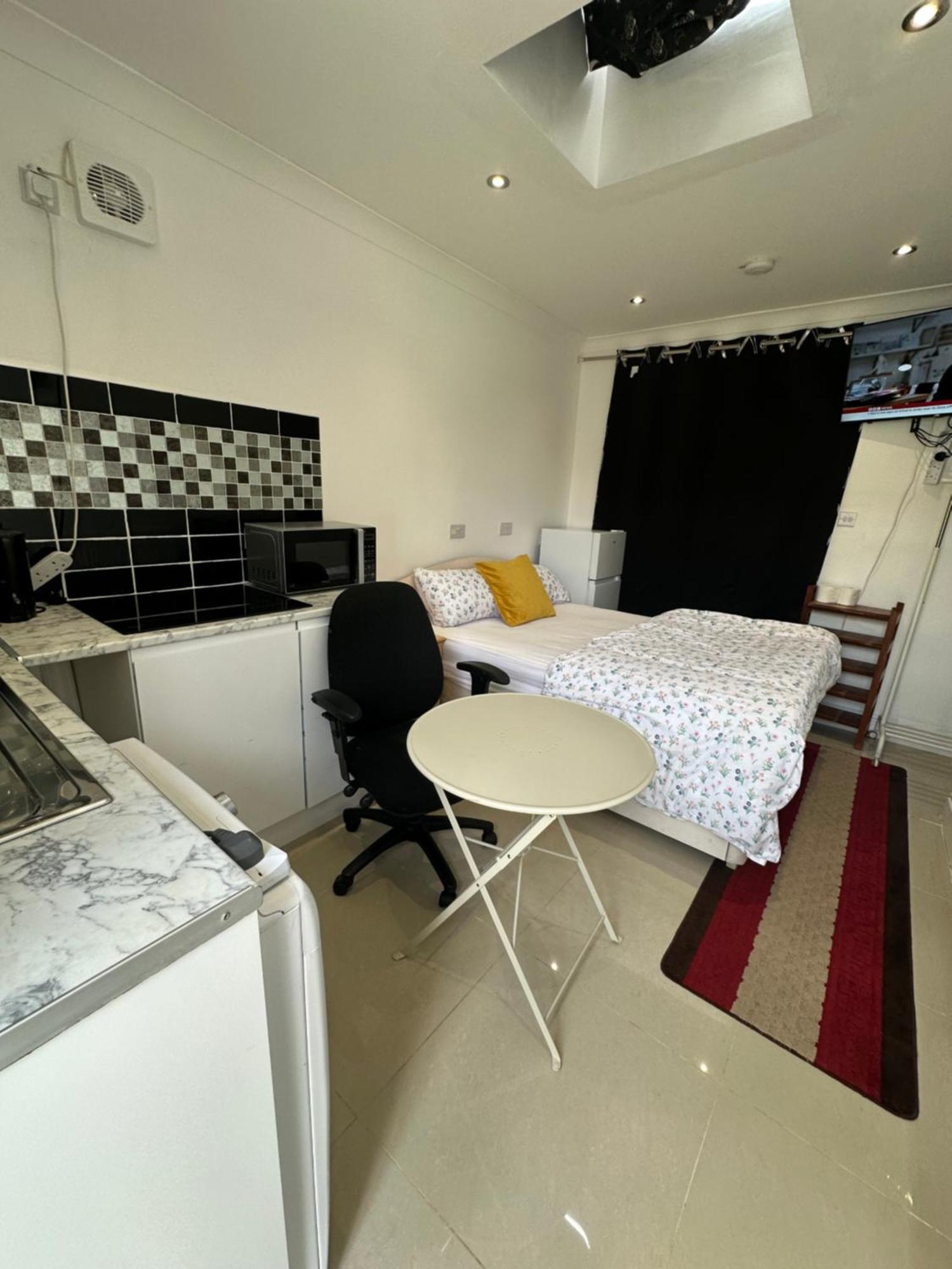 Luxury Ensuite Studio In Crayford Dartford Bexley London With Full Kitchen And Side Garden Alleyway Entrance Erith Exterior foto