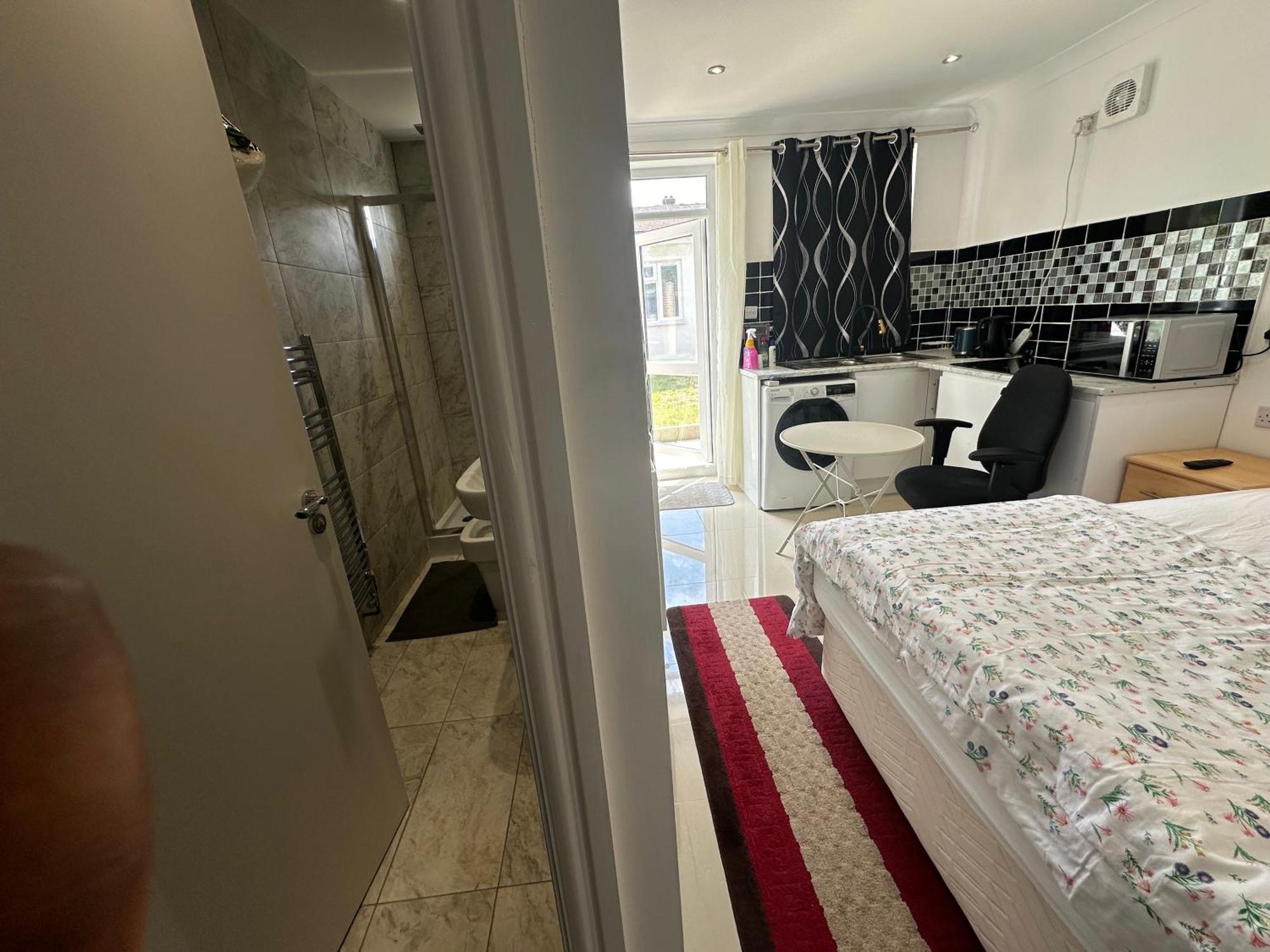 Luxury Ensuite Studio In Crayford Dartford Bexley London With Full Kitchen And Side Garden Alleyway Entrance Erith Exterior foto