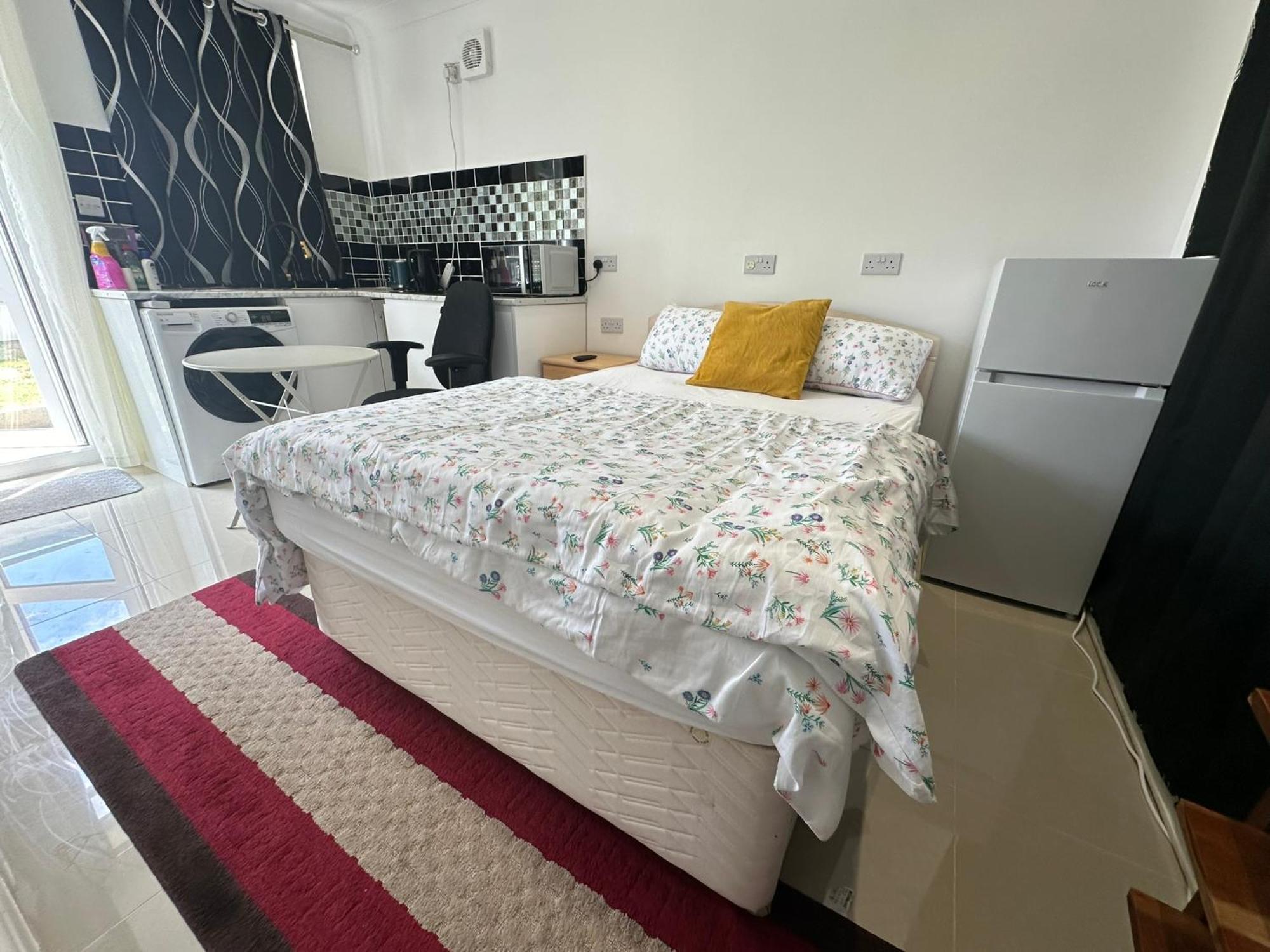 Luxury Ensuite Studio In Crayford Dartford Bexley London With Full Kitchen And Side Garden Alleyway Entrance Erith Exterior foto