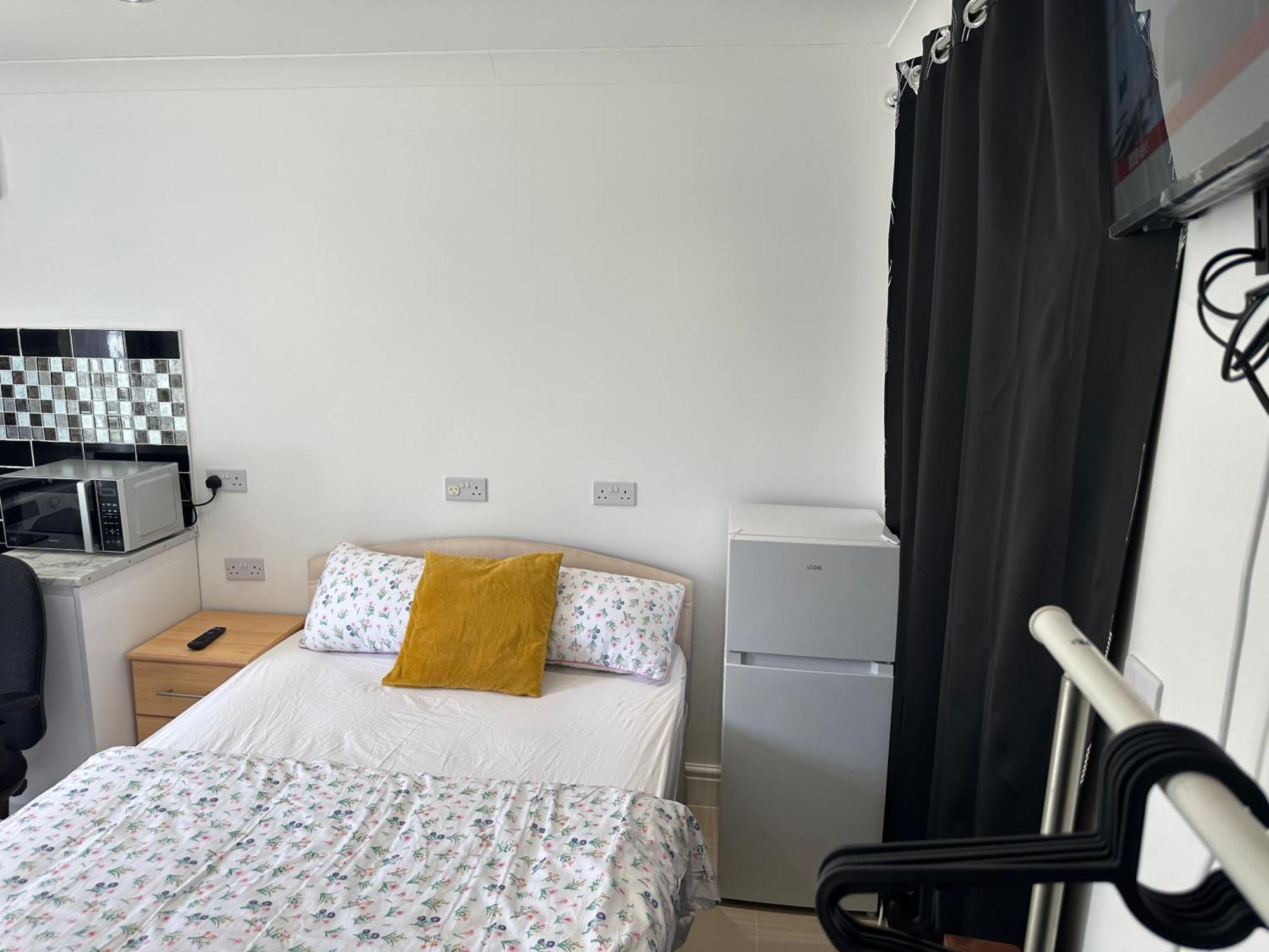 Luxury Ensuite Studio In Crayford Dartford Bexley London With Full Kitchen And Side Garden Alleyway Entrance Erith Exterior foto