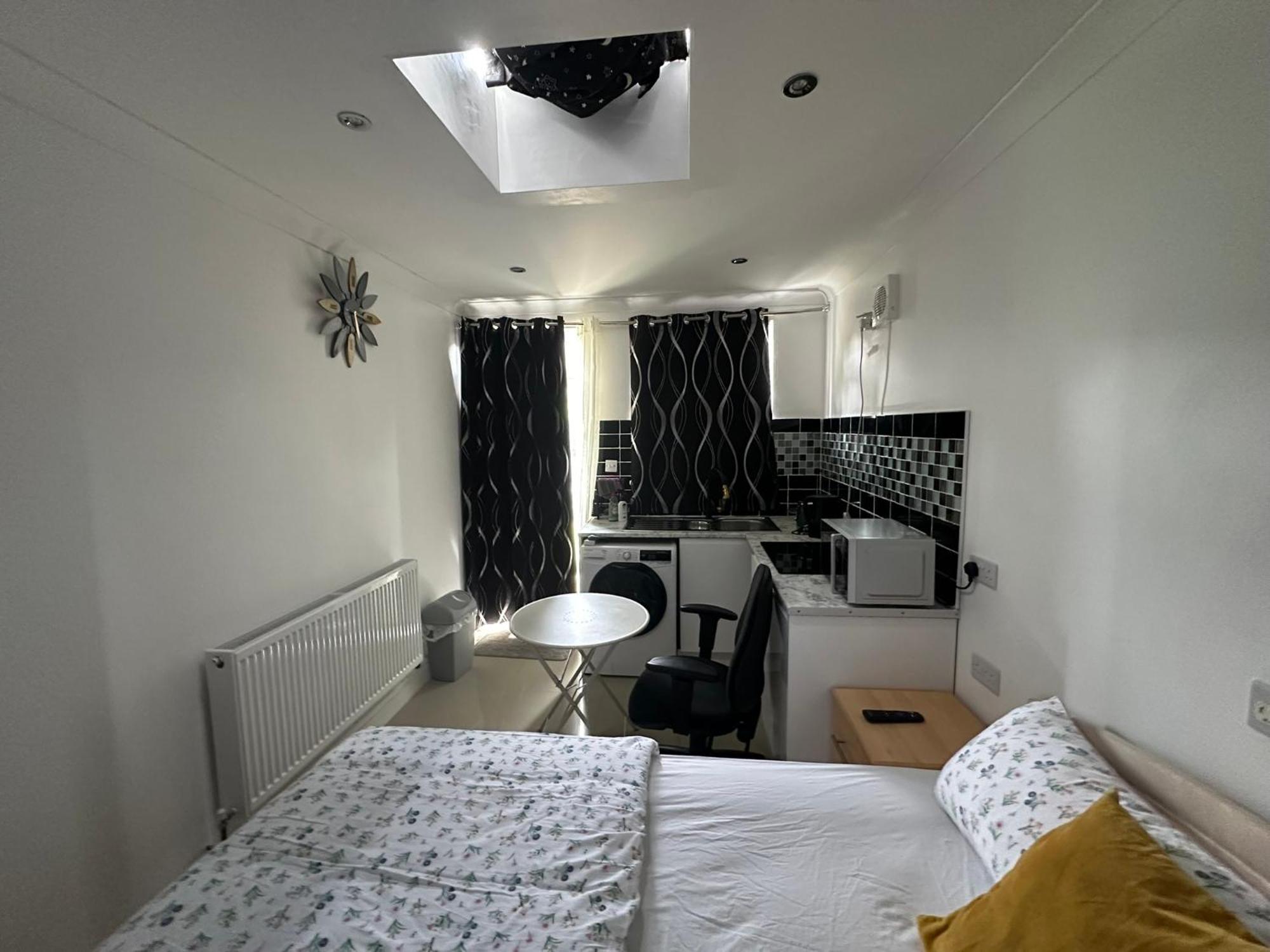 Luxury Ensuite Studio In Crayford Dartford Bexley London With Full Kitchen And Side Garden Alleyway Entrance Erith Exterior foto