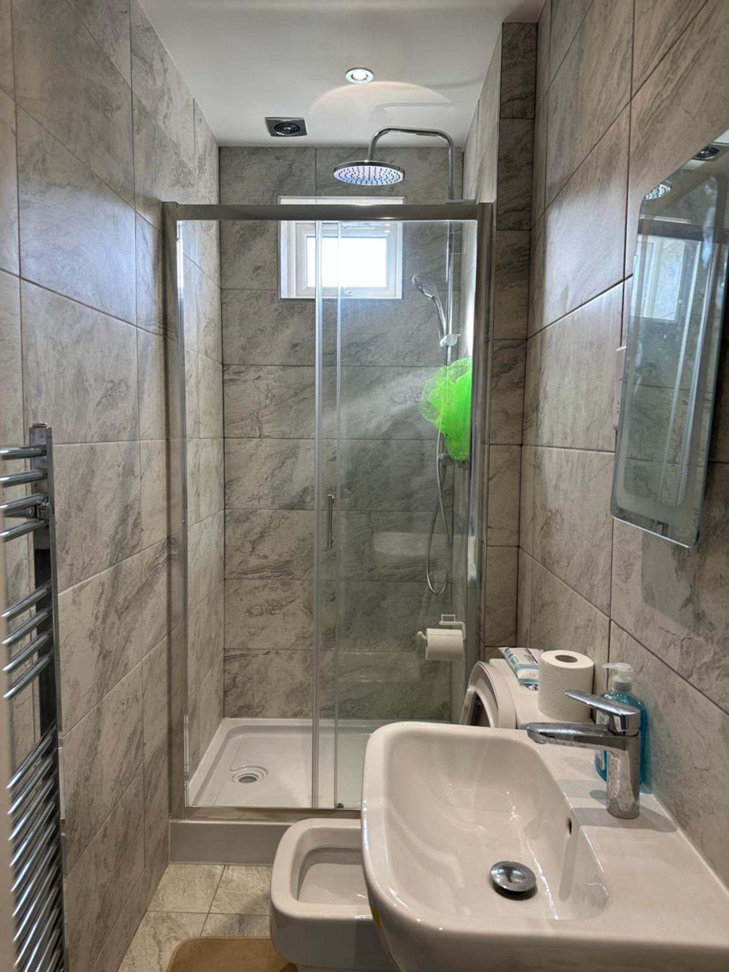 Luxury Ensuite Studio In Crayford Dartford Bexley London With Full Kitchen And Side Garden Alleyway Entrance Erith Exterior foto