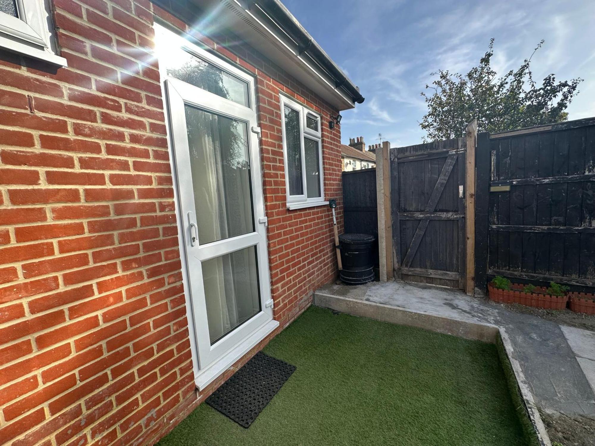 Luxury Ensuite Studio In Crayford Dartford Bexley London With Full Kitchen And Side Garden Alleyway Entrance Erith Exterior foto